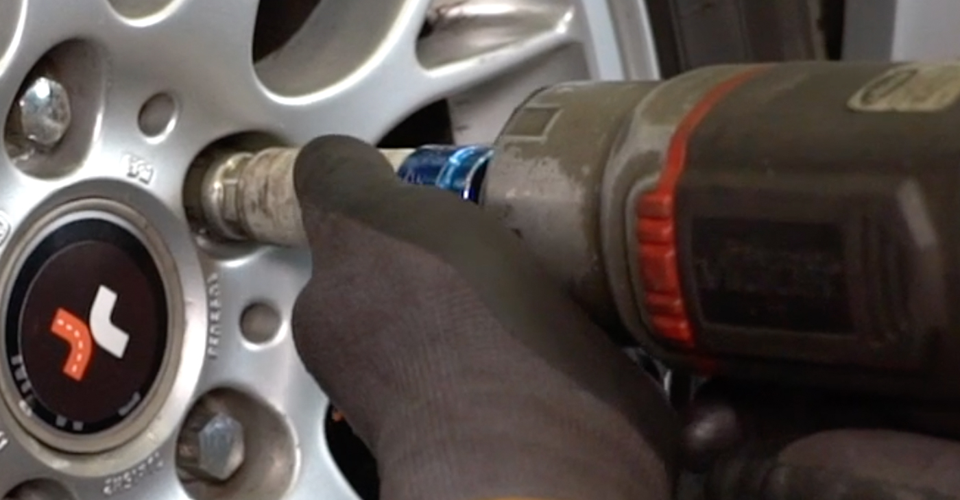 Cómo reemplazar Sensor de Desgaste de Pastillas de Frenos en un BMW 3 Coupé (E46) 330Ci 3.0 2000 - manuales paso a paso y guías en video