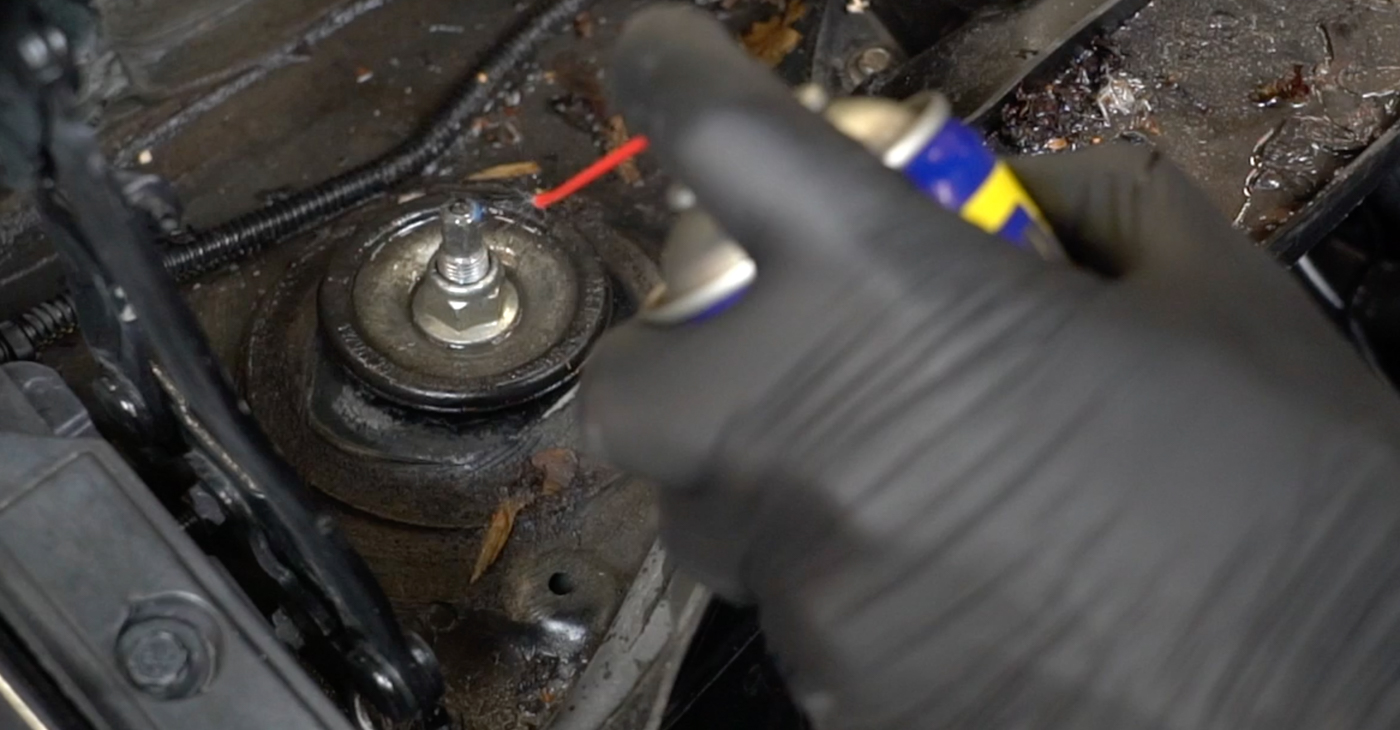 Wie schmierig ist es, selber zu reparieren: Stoßdämpfer beim Opel Corsa D Van 1.2 (L08) 2012 wechseln – Downloaden Sie sich Bildanleitungen