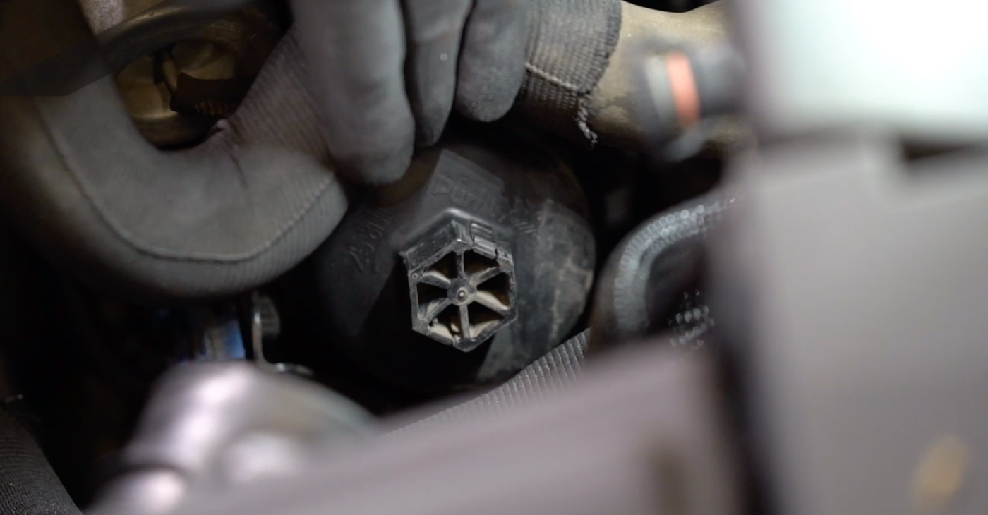 Ölfilter Ihres Peugeot Bipper Tepee 1.4 HDi 2016 selbst Wechsel - Gratis Tutorial